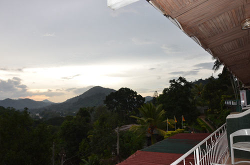 Oyo 436 Sandakelum Tourist Guest House Kandy Exterior foto